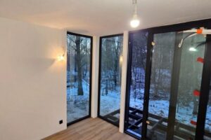 Wnętrze domku modułowego z panoramicznymi oknami